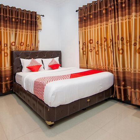 Oyo 1520 Hotel Kartini Tarutung Екстериор снимка