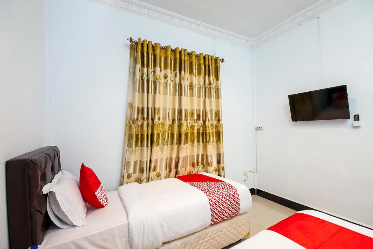Oyo 1520 Hotel Kartini Tarutung Екстериор снимка
